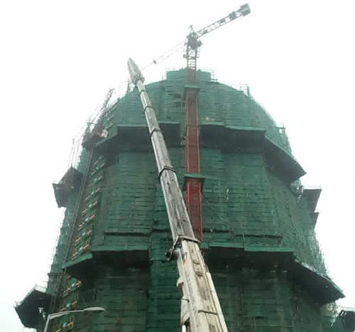合江吊车在工地上作业